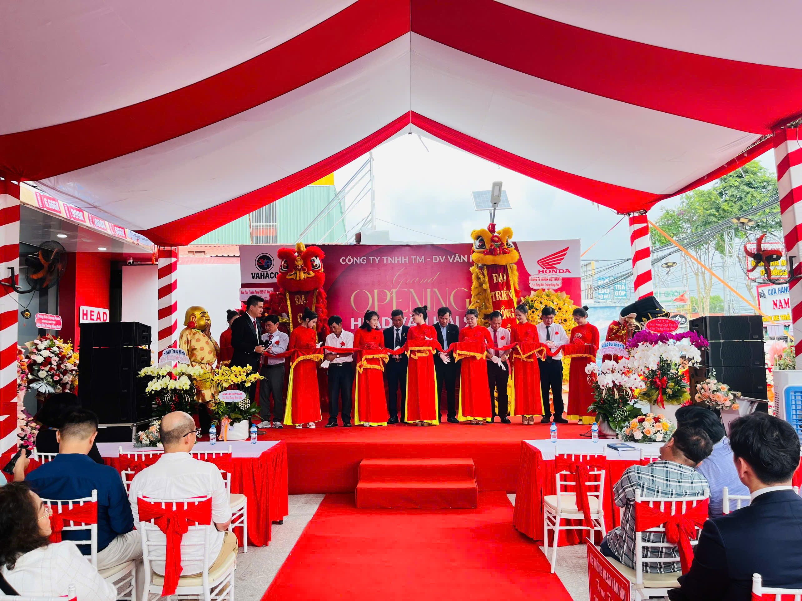 tung-bung-khai-truong-head-van-hai-9